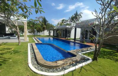 Modern Tropical Villa in Prime Senggigi Lombok Location