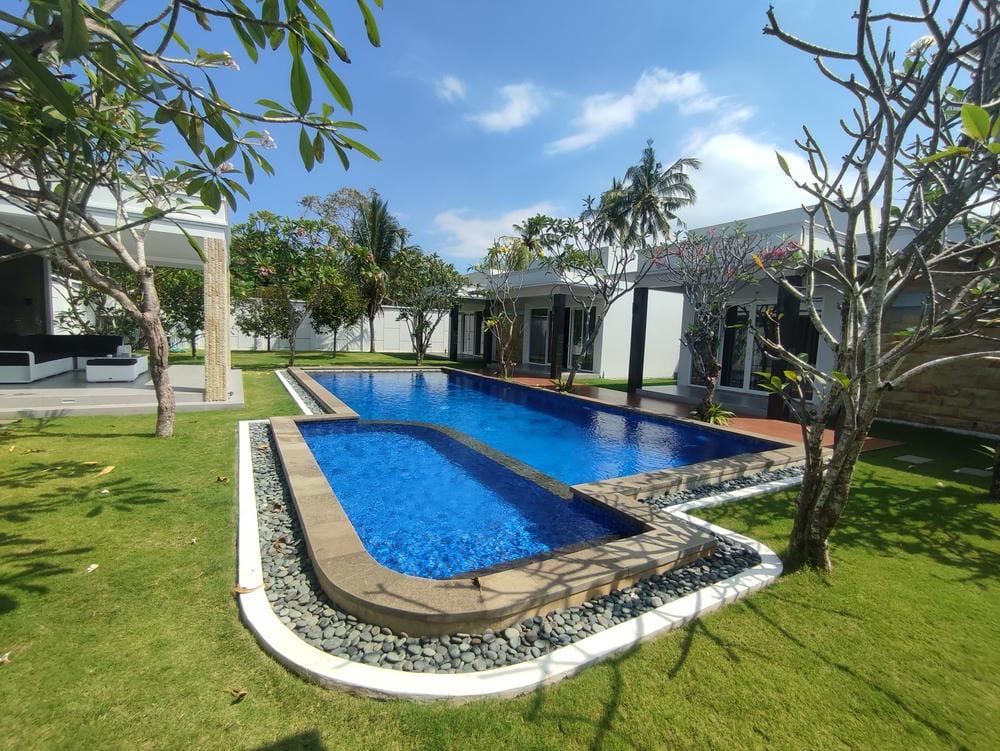 Modern Tropical Villa in Prime Senggigi Lombok Location
